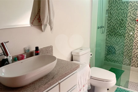 Sobrado à venda com 4 quartos, sendo 2 suítes,  em Vila Gilda, Santo André, SP