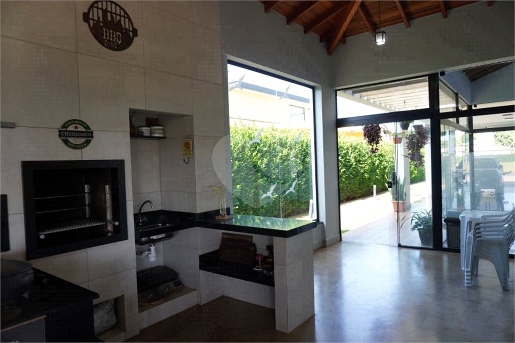 Casa à venda com 4 quartos, sendo 2 suítes, no condomínio Primavera, Salto - SP