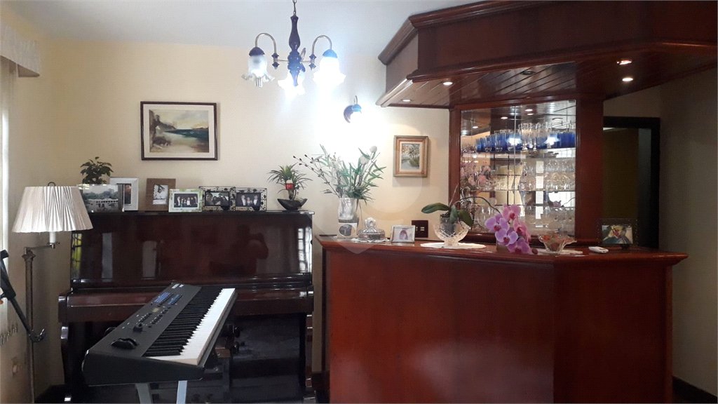 Casa à venda com 5 quartos, sendo 3 suítes,  em Vila Oliveira, Mogi das Cruzes, SP