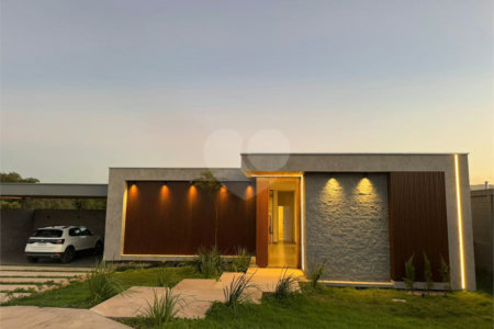Casa à venda com 4 suítes no condomínio Florais da Mata, Várzea Grande - MT