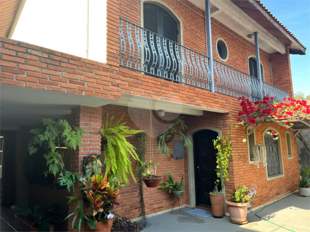 Sobrado à venda com 5 quartos em Horto, São Paulo, SP