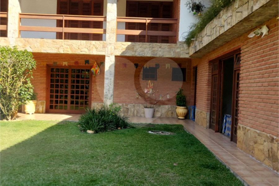 Sobrado à venda com 4 quartos, sendo 1 suíte, em Serra da Cantareira, Mairiporã, SP