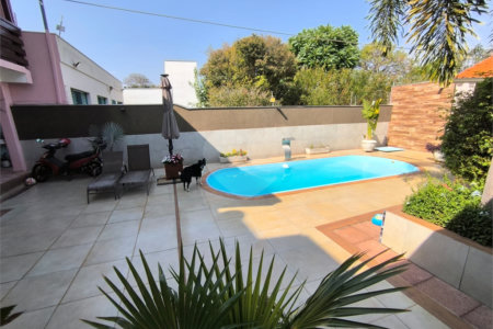 Casa à Venda no Santa Marta com 3 Suítes e Piscina