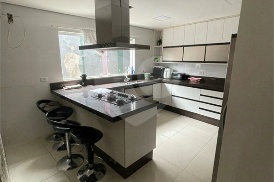 Sobrado à venda com 3 suítes em Vila Nivi, São Paulo, SP