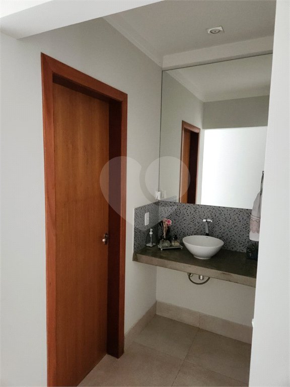 Casa à venda com 4 quartos, sendo 3 suítes, no condomínio Terras de Mont Serrat, Salto - SP