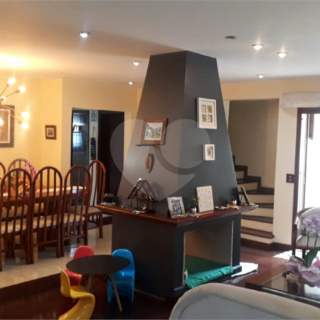 Casa à venda com 5 quartos, sendo 3 suítes,  em Vila Oliveira, Mogi das Cruzes, SP