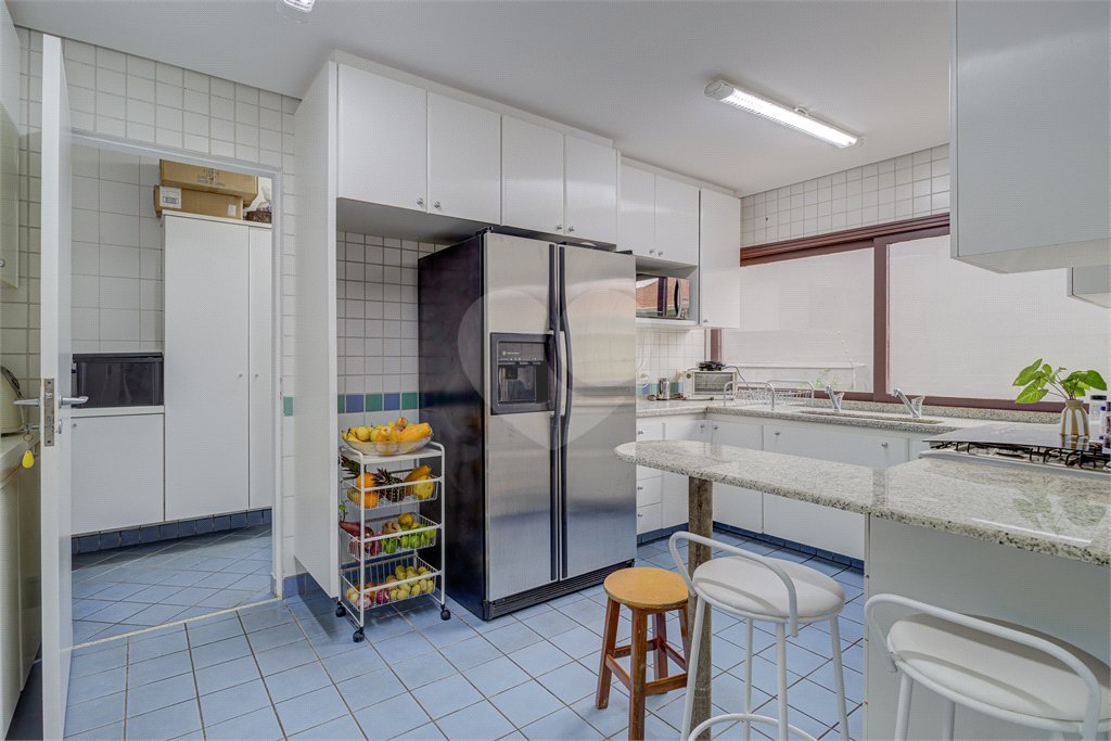 Casa à venda com 4 quartos, sendo 2 suítes, no condomínio Vila Antonieta, São Paulo - SP