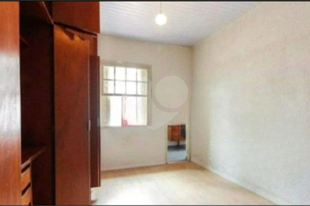 Sobrado à venda na Mooca de 212m² com 2 dormitórios, 1 suíte e 2 vagas.