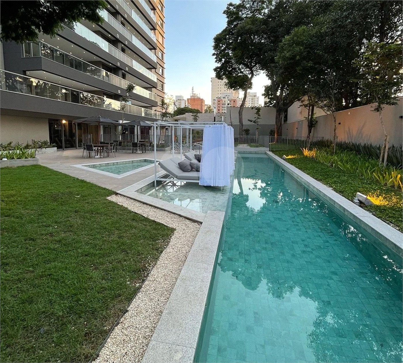 Apartamento tipo garden, novo, nunca habitado. 4 suítes