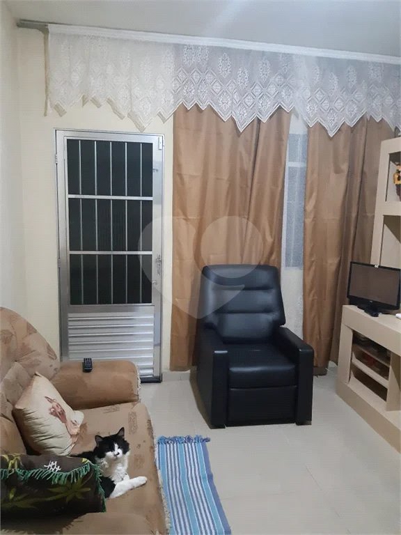 Casa com 250m², 4 dormitórios, 2 vagas.
