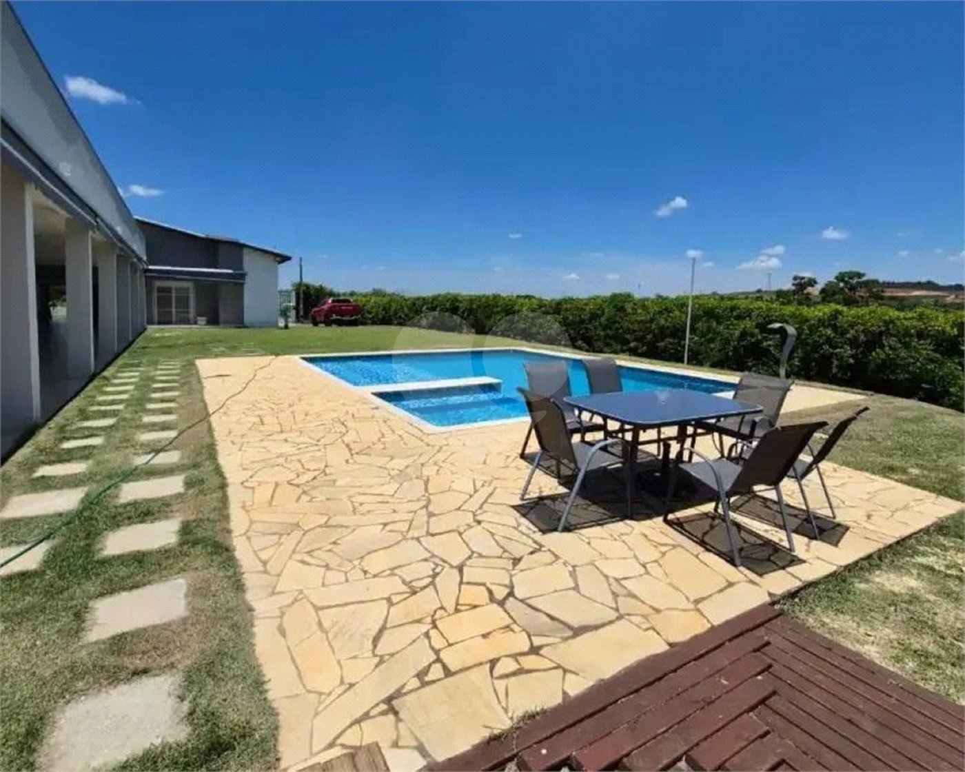 Casa à venda com 3 suítes no condomínio Chácaras Arumã, Sarapuí - SP