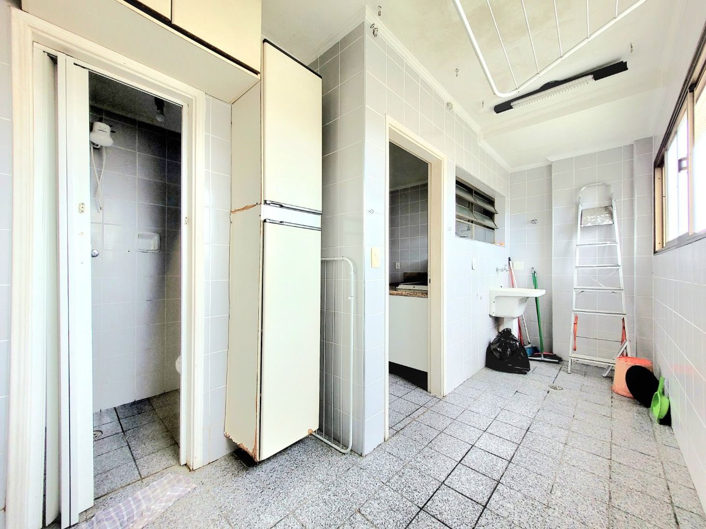 Apartamento com 2 dormitórios, 1 suíte, dependência de empregada à venda, 107 m² por R$ 640.000 - Marapé - Santos/SP