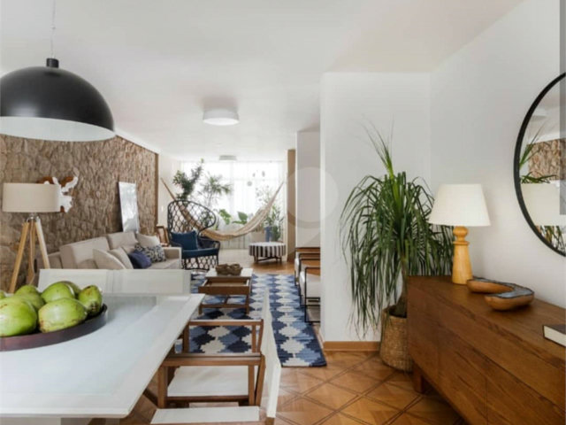 Sobrado à venda com 3 quartos, sendo 1 suíte,  em Vila Mariana, São Paulo, SP