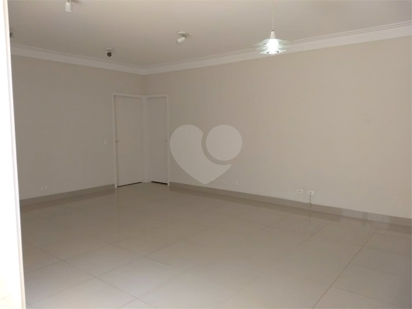 Casa à venda com 3 quartos, sendo 1 suíte, no condomínio Lago da Serra, Araçoiaba da Serra - SP