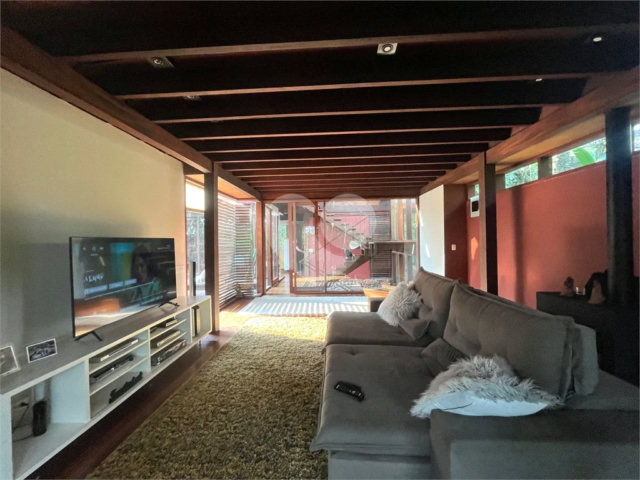 Casa à venda com 3 quartos, sendo 1 suíte,  no condomínio Jardim da Montanha I, Mairiporã - SP