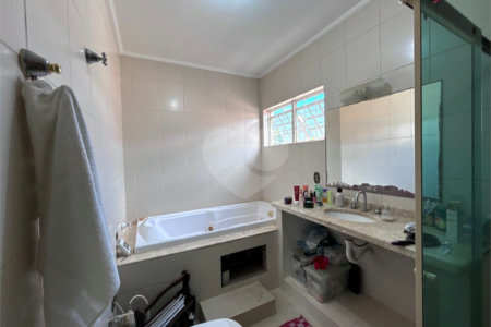 Casa à venda com 5 quartos, sendo 2 suítes,  em Jardim Maristela, Atibaia, SP
