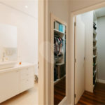Casa à venda com 5 quartos, sendo 4 suítes, no condomínio Figueira Garden, Atibaia - SP