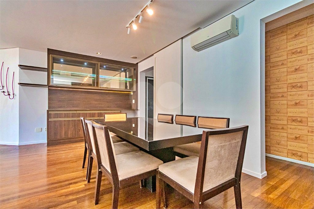 Apartamento à venda com 3 quartos, sendo 1 suíte, em Vila Olímpia, São Paulo, SP