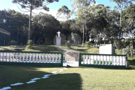 Chácara à venda com 8 quartos, sendo 3 suítes, no Centro, Toledo, MG