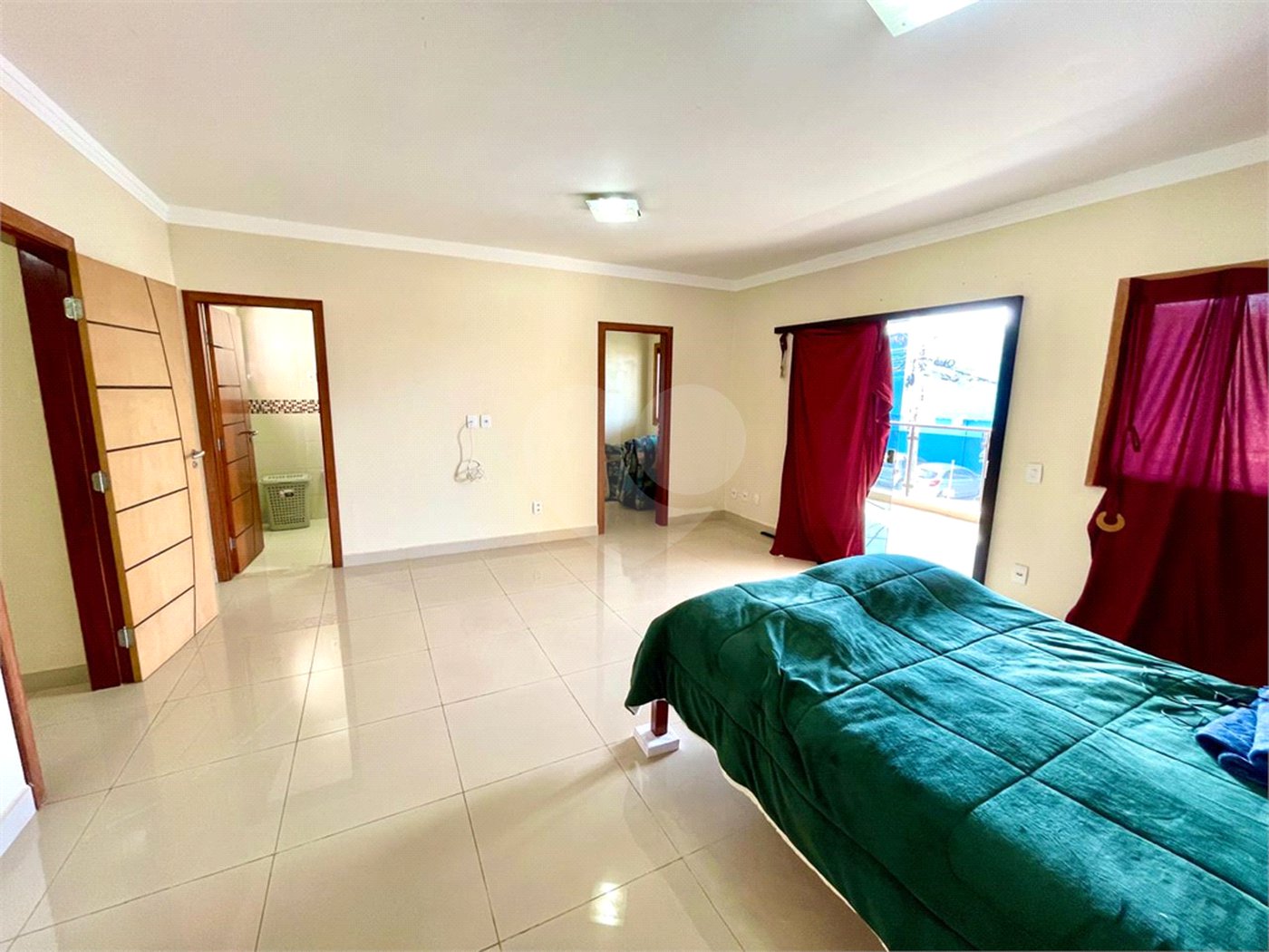 Sobrado à venda com 4 quartos, sendo 1 suíte, em Jardim Santa Bárbara, Sorocaba, SP