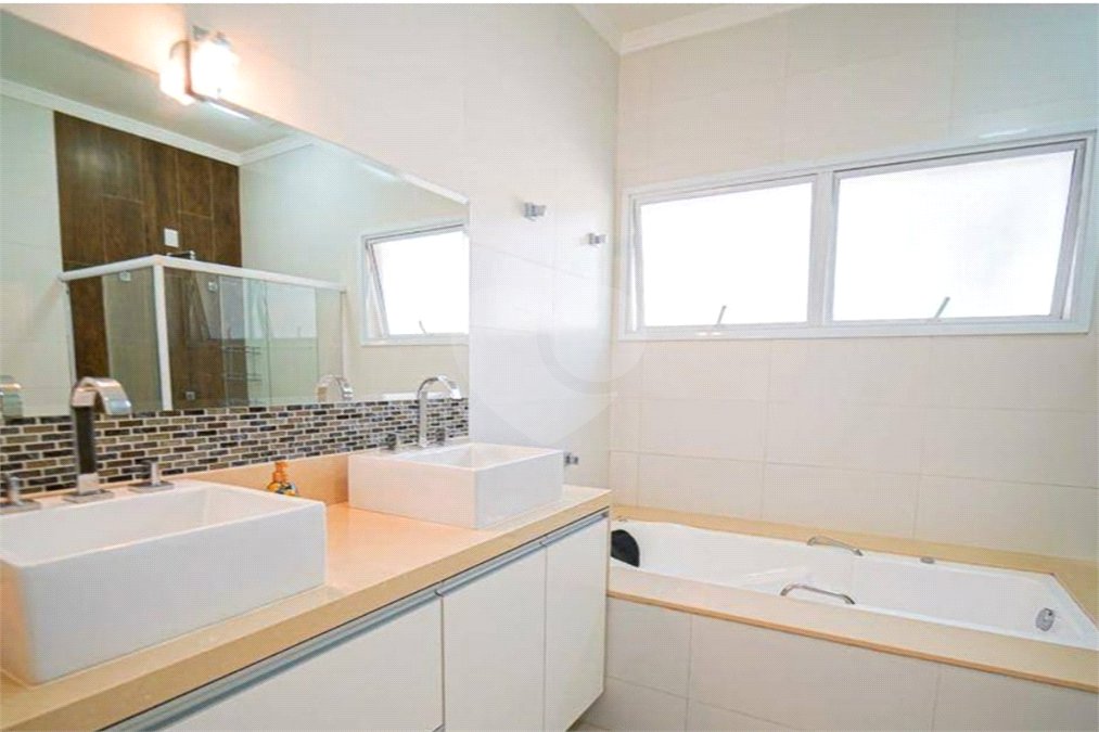Casa à venda com 4 quartos, sendo 2 suítes, no condomínio Residencial Jardim Primavera, Louveira - SP