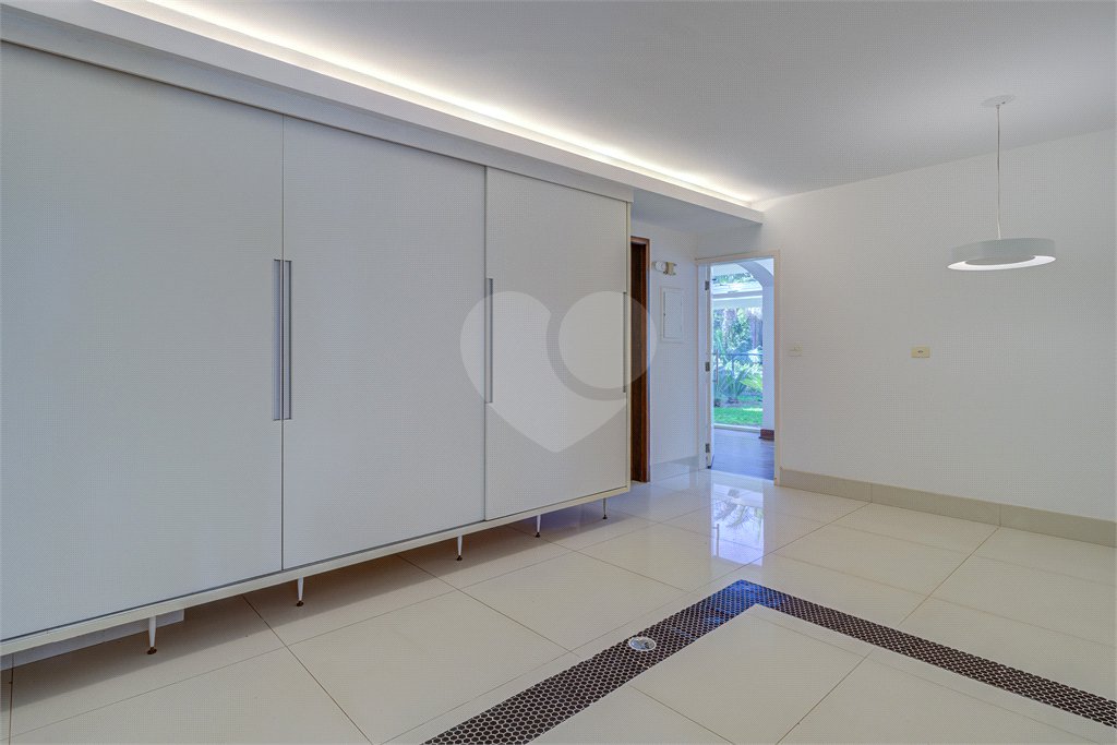Casa para alugar com 5 quartos, sendo 3 suítes, no condomínio Chácara Flora, São Paulo - SP