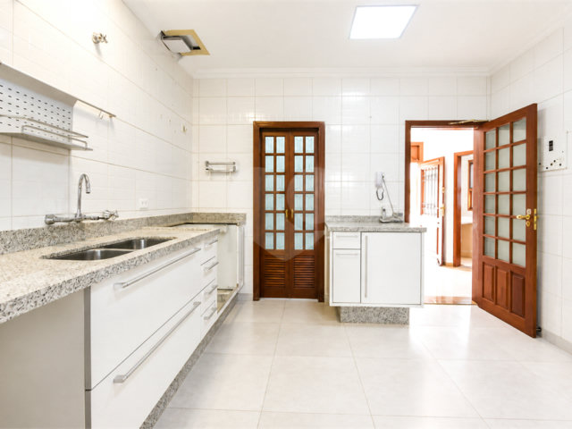 Casa à venda ou para alugar com 4 suítes no condomínio Vila das Emboabas, São Paulo - SP