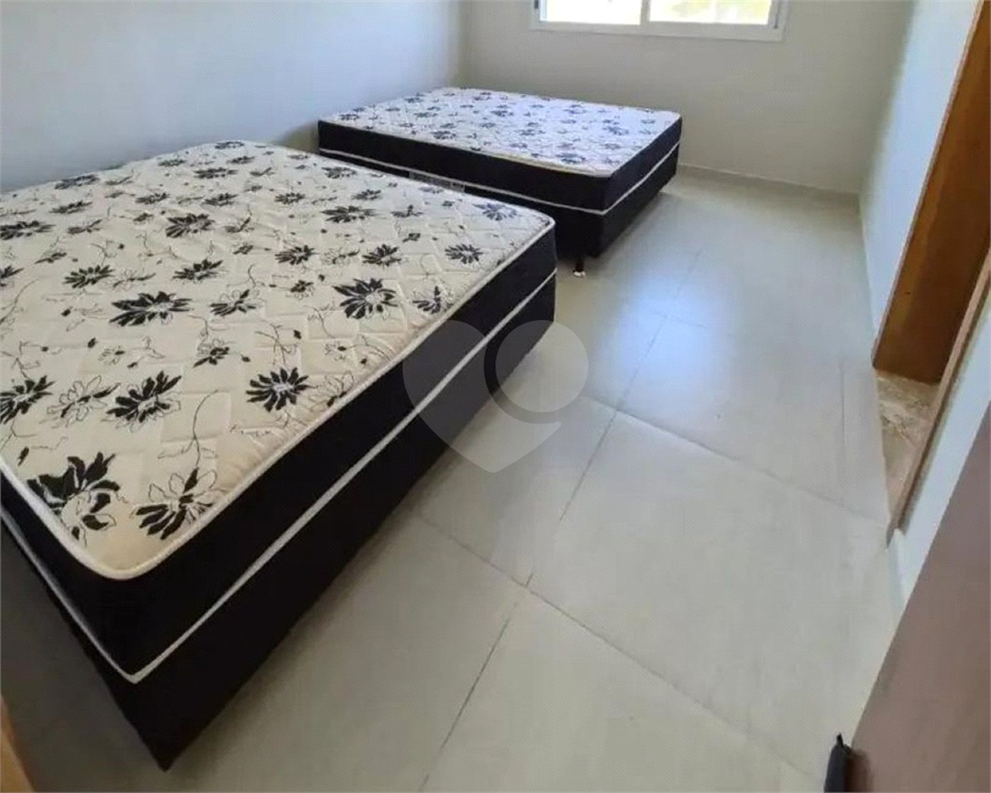 Casa à venda com 3 suítes no condomínio Chácaras Arumã, Sarapuí - SP