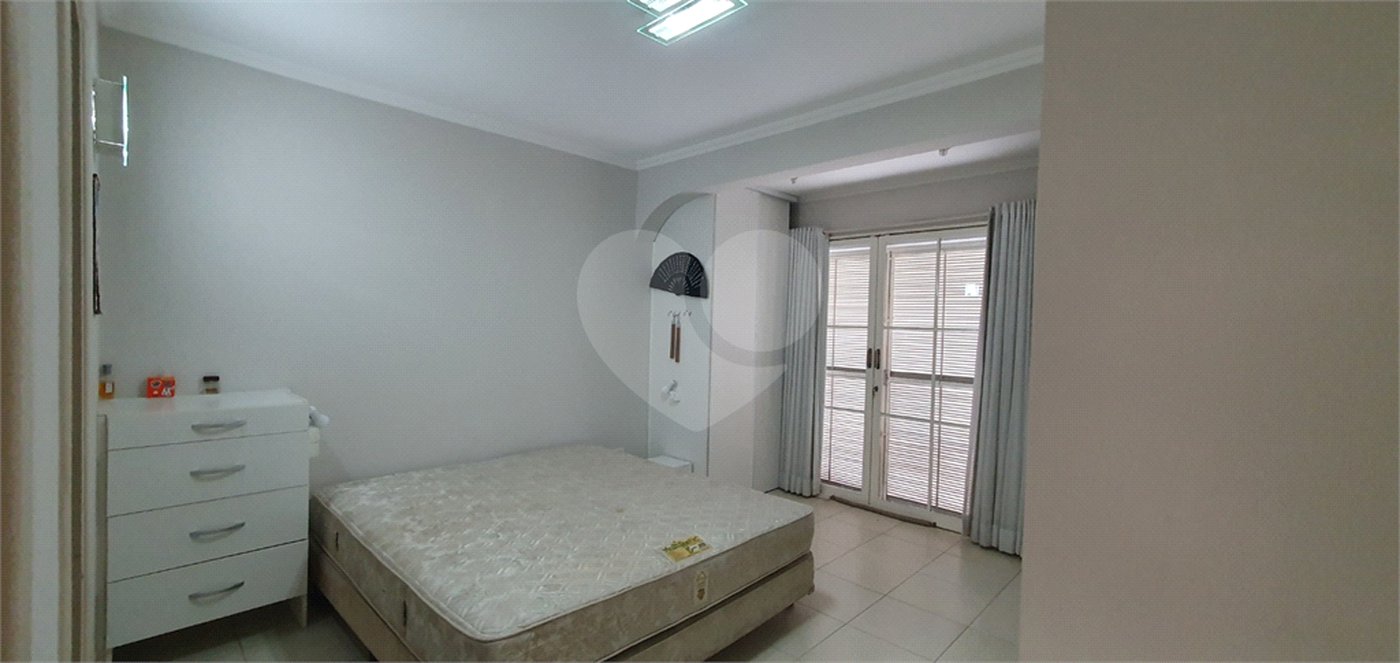 Casa à venda com 4 quartos, sendo 3 suítes, no condomínio Vila Inglesa, Sorocaba - SP