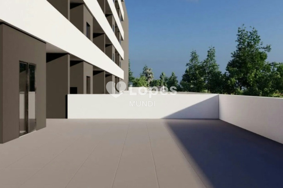 Apartamento T2 à venda em Águas Santas, Maia, Portugal – Varanda e garagem