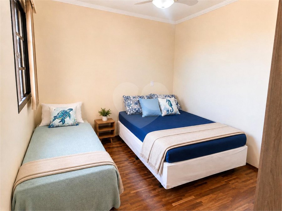 Apartamento á venda no centro com dois dormitórios e sacada.