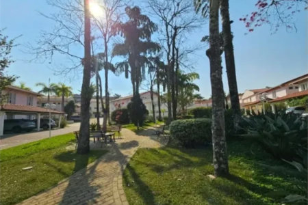 Linda casa em condomínio fechado – conforto, espaço e sofisticação!