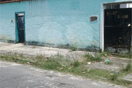 CASA LINEAR COM AMPLO TERRENO EM PEDRA ANGULAR.