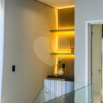 Indaiatuba - Condominio Villa Sapezal - 318 m² de Terreno - 230 m² de Área Construída - 3 suítes, sendo 1 Master com closet planejado - Sala de TV - Sala de estar integrada à Sala de jantar - Cozinha com móveis planejados - Despensa - Escritório planejado - Lavabo - Piscina com preparação para aquec