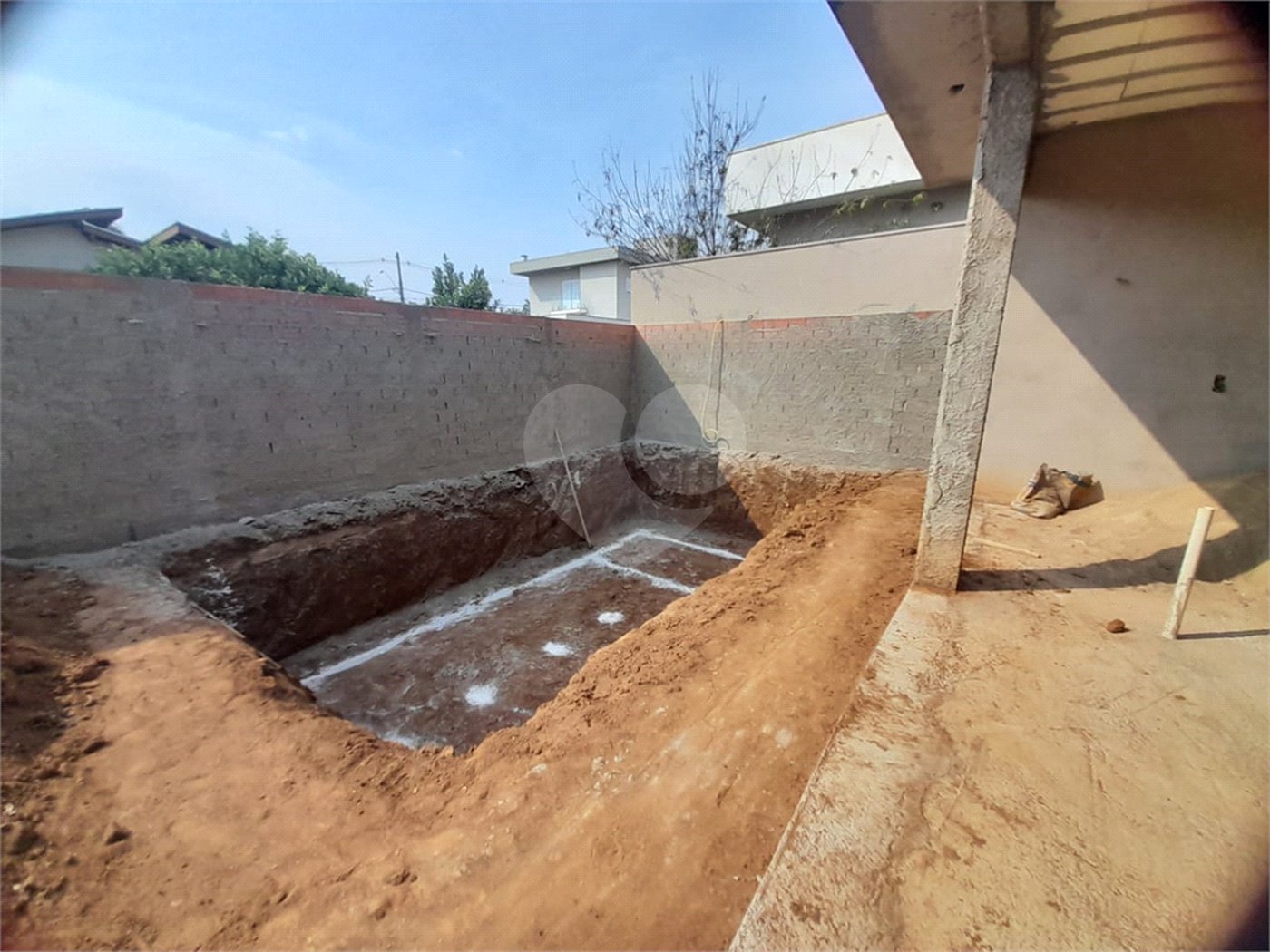 Casa em Construção com Área Gourmet e Piscina no Condomínio Damha II