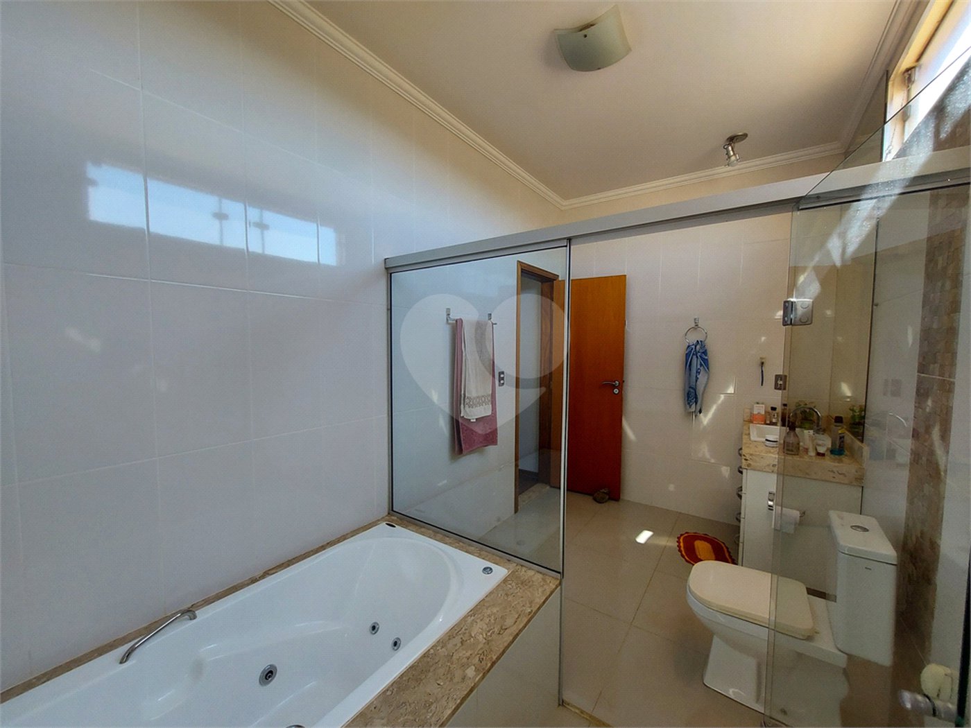 Casa à venda com 4 quartos, sendo 2 suítes, no condomínio Nascente do Jaraguá, Araraquara - SP