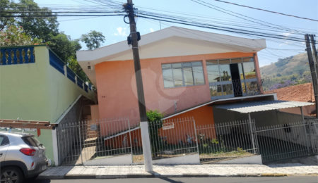Casa à venda com 3 quartos, sendo 1 suíte,  no Centro, Serra Negra, SP