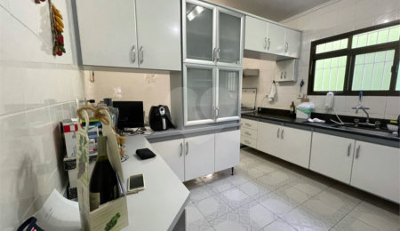Sobrado à venda com 3 quartos, sendo 1 suíte,  em Vila Paiva, São Paulo, SP