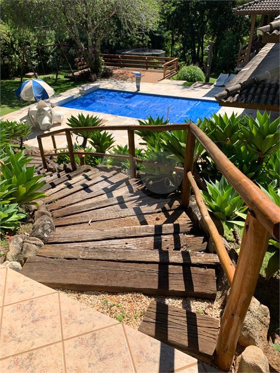 Casa à venda com 5 quartos, sendo 2 suítes, no condomínio Capela do Barreiro, Itatiba - SP