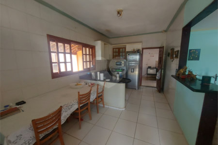 Casa térrea com piscina no Residencial Samambaia.