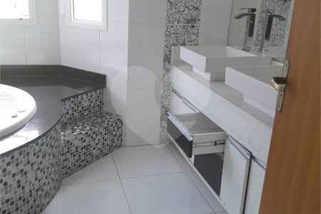 Casa à venda ou para alugar com 4 suítes em Chácaras São Carlos, Cotia, SP