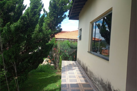 Casa à venda com 4 quartos, sendo 1 suíte,  no condomínio Village da Serra, Araçoiaba da Serra - SP