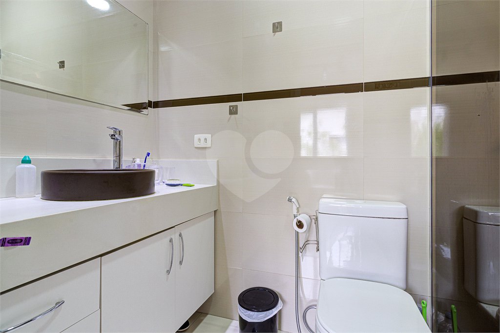 Casa à venda com 4 quartos, sendo 2 suítes, no condomínio Vila dos Ipês, São Paulo - SP