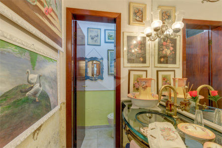 Casa Térrea à venda com 4 quartos, sendo 3 suítes, em Interlagos, São Paulo, SP
