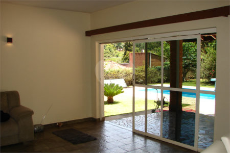Casa à venda com 3 quartos, sendo 1 suíte, no condomínio Estância Marambaia, Vinhedo - SP