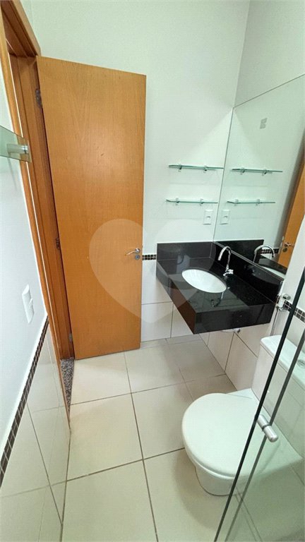 Casa à venda com 3 quartos, sendo 1 suíte, no condomínio Solar das Torres, Cuiabá - MT
