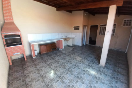 Casa térrea com 3 dormitórios, sendo 1 suíte.