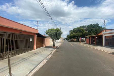 Casa térrea no Jardim Beatriz.