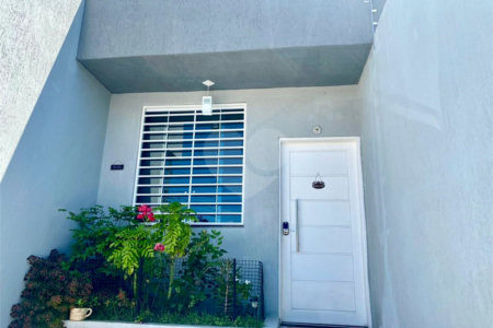 Casa Térrea à Venda com 3 dormitórios em Atibaia/SP