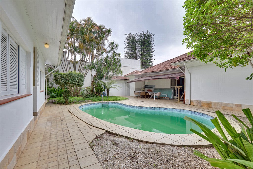 Casa Térrea à venda ou para alugar com 5 quartos, sendo 2 suítes, em Granja Julieta, São Paulo, SP